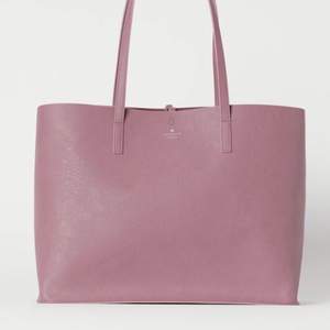 Fin rosa handväska från hm 💞 har används få gånger och är i bra skick! Kan fraktas eller mötas i Stockholm 😊