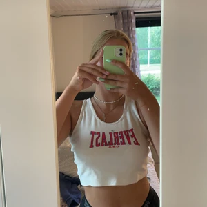 everlast traning top M - säljer denna everlast tränings topp, aldrig använd och den är fin och ha till ett par vanligt lågmidjade jeans. Köpt i usa och köpte den för 200 och säljer för 70 kr+frakt. Storlek M och passar bra på mig med D kupa 