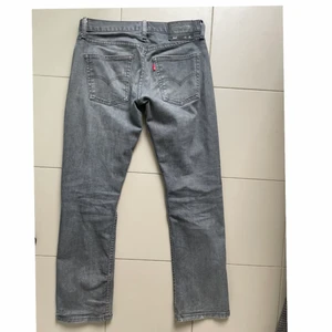 Grå Levi’s jeans  - Säljer mina Levis jeans då jag ej använder dom längre. Ganska använda men i väldigt fint skick. Köparen står för frakten! 
