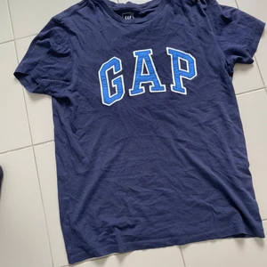 T-shirt från GAP  - Säljer min Gap tröja då den aldrig kommit tills användning. Väldigt bra skick och bara använd ett fåtal ggr. Köparen står för frakt!
