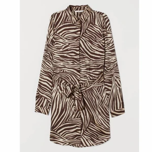 Blus/ klänning - Aldrig använd- Prislappen finns kvar ( strl 40 = blus & 34/36 = funkar som klänning)