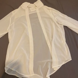 Blus/skjorta  - Jätte fin skjorta/ blus som jag använt enstaka gånger. Går att göra olika outfits å du kan även knyta den osv. 