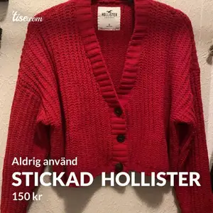En röd stickad tröja med tre svarta knappar, tröjan är köpt på Hollister och är aldrig använd. 150kr + 120kr frakt