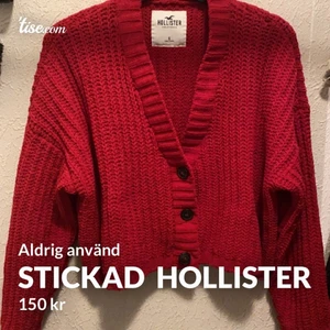 Stickad hoddie  - En röd stickad tröja med tre svarta knappar, tröjan är köpt på Hollister och är aldrig använd. 150kr + 120kr frakt