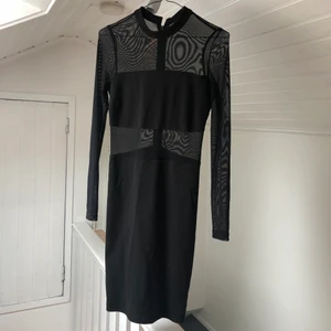 Meshklänning  - Meshklänning från Bikbok. Använd en gång 🖤 Figurnära och kort (ser rätt lång ut på bilden). 