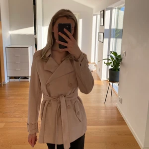 Beige/ljusrosa kappa - Kort ljusrosa/beige kappa från Zara i storlek S. Frakt tillkommer✨