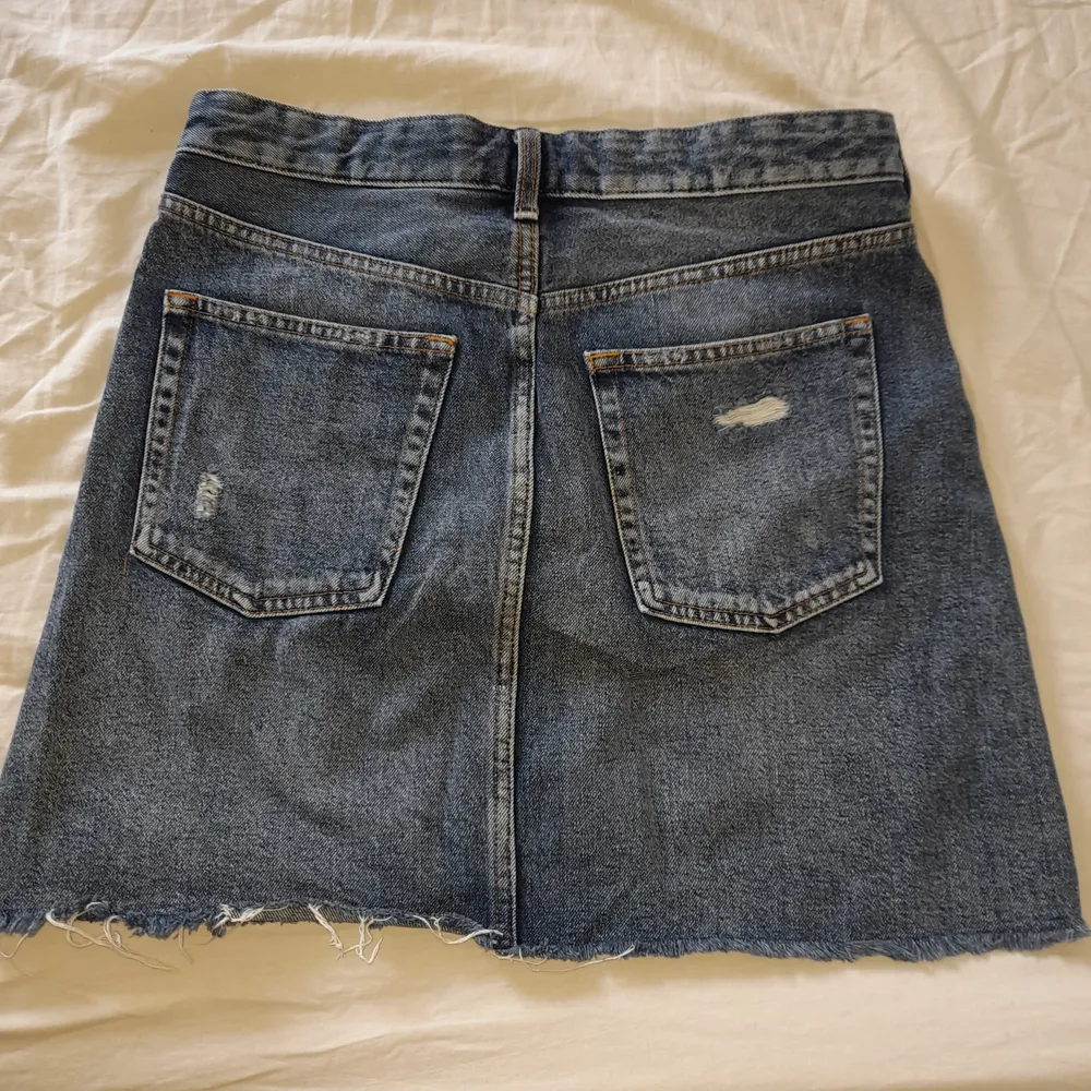 En jeans kjol från Hm, säljer då den är för liten. Kjolar.