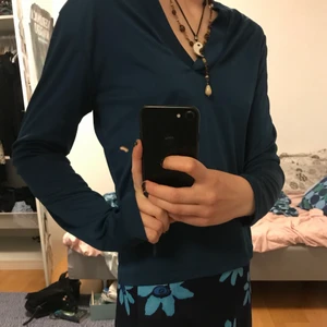 Blus - Fin långärmad tröja/blus? Vet inte vad materialet heter men det är lite glansigt! Storlek M men passar bra på S! 