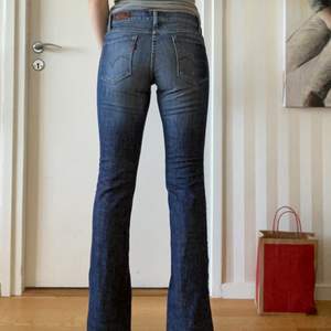 Coola bootcut lågmidjade Levis jeans. Färgen gör sig bäst på första bilden. Supersköna och fina.