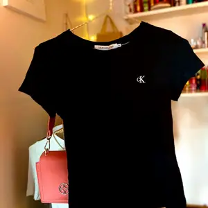 En enkel, men fin Calvin Klein T-shirt som går att matcha med inprincip allt. Tyvärr är den för liten för mig vilket är så tråkigt då jag själv gärna velat ha denna i min garderob! I väldigt bra skick och knappt använd. Bara att höra av sig vid fler funderingar💕