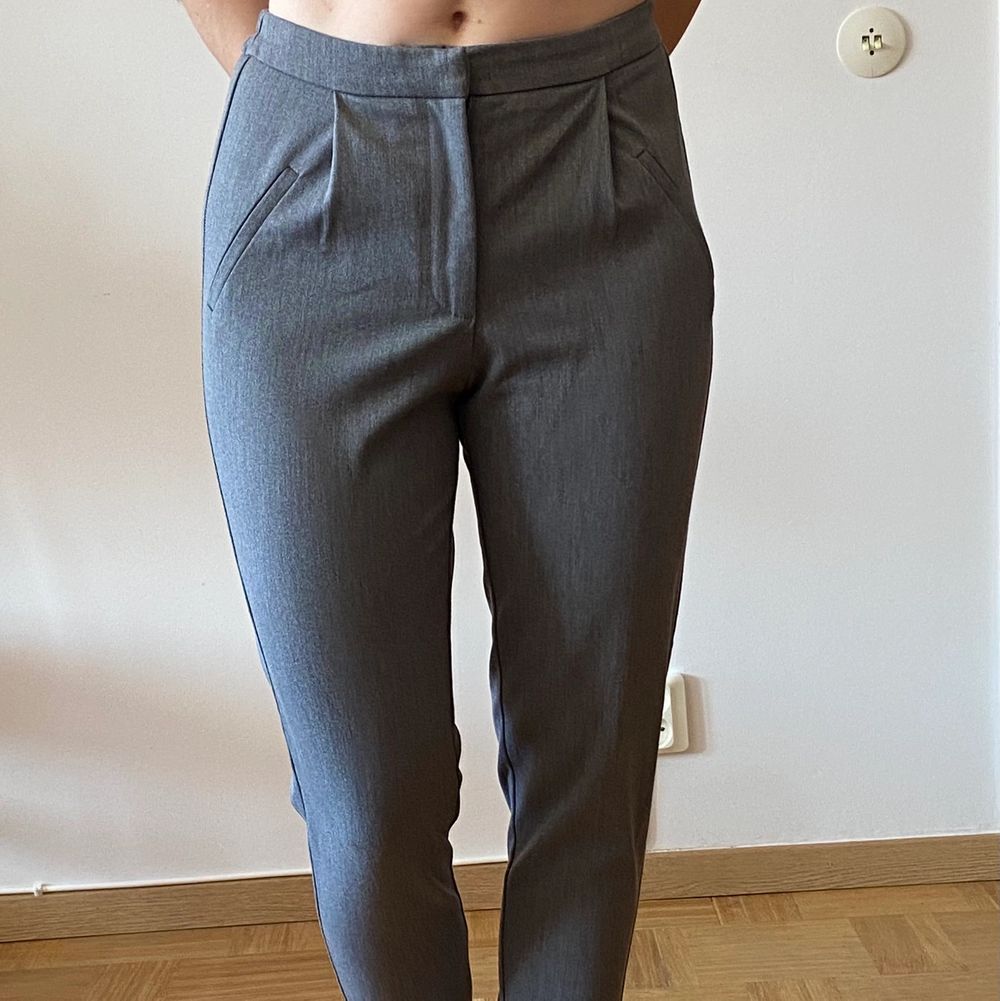 Snygga, mjuka, stretchiga och super bekväma grå dresspants. Bra skick. Tror de är köpt i H&M.. Jeans & Byxor.