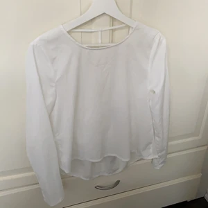 Vit blus från Nelly  - Vit blus med öppen rygg från Nelly.Com 