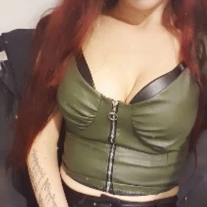 Croptop Small  - Säljer min croptop från Boohoo som är sparsamt använd och ger lite pushup effekt. Toppen är i imitationsläder.