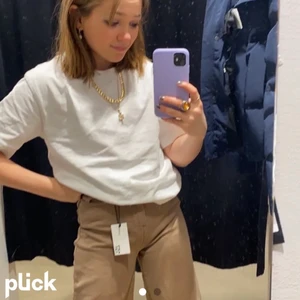 Snygga jeans - Säljer nu dessa super söta jeans då de inte kommer till användning 💐 Köpte för 300kr, säljer nu för 150kr+frakt. De är bredare i modellen (ej skinny jeans)