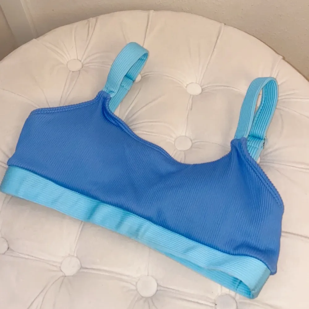 Lägger ut på nytt då förra köparen ej va seriös!! BUDA ENDAST OM NI VILL KÖPA💙 Helt ny, oanvänd superfin bikini!! Storlek M men skulle säga att den sitter som en S! Säljer då jag har för mycket bikinis🤍 Köparen står för frakten!! Buda!!!. Övrigt.