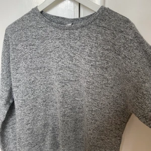 Grå mysig långärmad  - En grå mysig långärmad som är i storlek S, använd för väldigt länge sen men inget som syns💘 väldigt skönt material!💘 köparen står för frakten