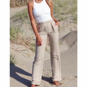 Linnebyxor - Linneinspererade byxor från Designby Si, i storlek S. Köpta för 410NOK och aldrig använda.