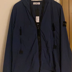 Stone island - Stone island jacka i helt ny skick. Köpt för 4900 för en månad sen använd 1 gång. Djur och rökfri! 1800 kr