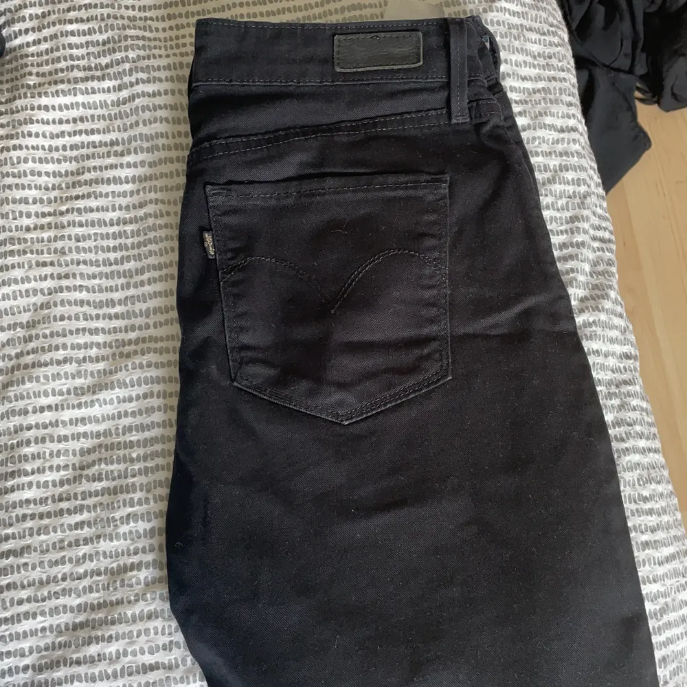 Svarta classic rise levi’s jeans, bra skick använda få gånger, lite större i midjan vilket gör dem lågmidjade och sitter väldigt fint både bak och fram! Skulle säga att dem sitter som ett par straight leg med låg midja . Jeans & Byxor.