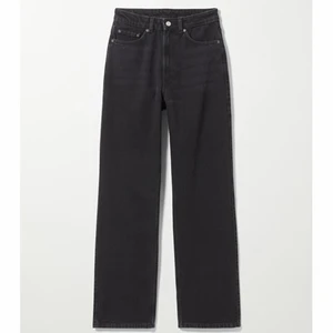 Weekday jeans Row stl 26/32 - Weekday jeans Row stl 26/32. Raka jeans, sitter bra över rumpan. Bra skick. Pris 200kr + frakt. 
