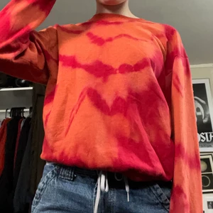 Batiktröja - Unik och cool batiktröja i rött och orange. Så fin men använde aldrig. 