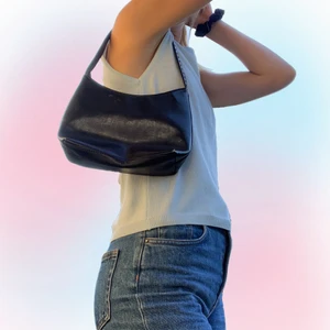 Axelväska  - Jättesöt svart axelväska, i använt skick som kan ses på sista bilden. Skriv om funderingar eller vill se mer detaljer. Följ oss på Instagram och få fri frakt på första köpet 💓