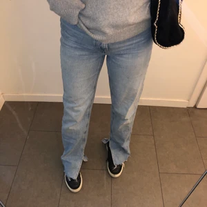 Jeans slits - Säljer dessa snygga jeansen med slits! Mycket bra skick och är klippta för mig som är cirka 170cm💕