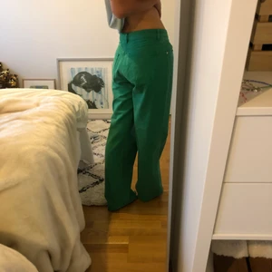 Gröna jeans - Ett par trendiga gröna jeans från zara💚 jag är 180 lång för jämförelse och köpte lite större storlek för att dem skulle sitta mer lågmidjat👌 men de har tyvärr inte kommit till använding, köpte dem för 400 säljer dem för 200