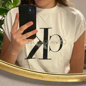 Vit Calvin Klein t-shirt - Vit Calvin Klein t-shirt, använd med bra skick