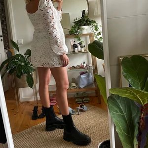 Virkad studentklänning 🍓🍸🌈 - Superfin virkad studentklänning från NA-KD! Använd på student fotografering endast 🍸 Nypris 499kr, mitt pris 299kr plus att jag bjuppar på frakt 🥰🥰🥰