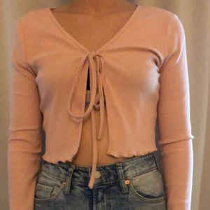 Kofta - En kofta från SHEIN andvänd 1 gång. Säljer pga kommer inte till andvändning för det är inte riktigt min stil. Den är i bra skick och köptes för typ 120 kr