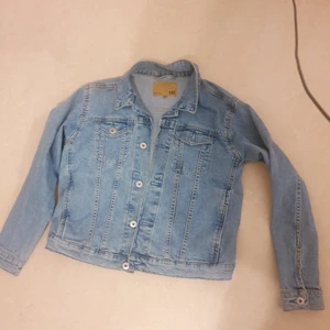 200 kr🚨 - 150 är storleken men passar xs jätte trendig denim jacka
