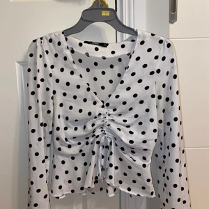 Prickig topp i storlek XS - En snygg prickig topp i storlek XS. Använd ett fåtal gånger bara, ger en fin form på kroppen! 