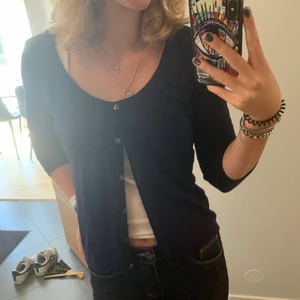 Kofta - Snygg och skön marinblå kofta. Garderob utränsning, kolla andra annonser!