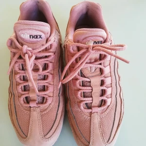 Nike airmax - Nike airmax, lite slitet men fint skick. Perfekt höstsneaker. 