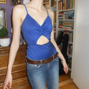 Cobaltblå keyhole body  - Cobaltblå body med svarta ränder från 2000-talet med keyhole/cut out design. Storlek S. 🌀