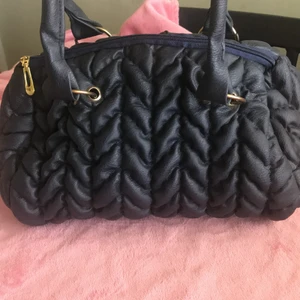 Väska skin  - Fin skinväska i nästan ny/okej skick. Färgen skulle jag säga riktar åt det marinblå hållet. Den är inte mycket använd. Väskan har två fickor på insidan.Kan skickas om köparen står för frakten och vilket paket. 