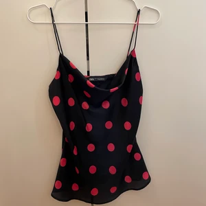 Prickigt satin linne från Zara - Såå snygg och festligt linne från Zara. Storlek S. 110 + frakt
