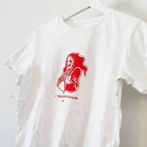 Screentryckt t-shirt - Vit t-shirt med det röda trycket "I Buy Secondhand" 🤍❤ Storlek: S Kan mötas upp i Luleå! Annars står köparen för frakt