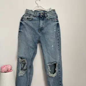 Jätte fina o perfekta jeans i stl 32! Dem är ifrån pull & bear o jag lägger mitt första pris på 100 kr så får ni fortsätta!💗💕💞 Tar endast swish o skriv endast om ni ä intresserad!