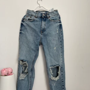 Pull & bear jeans  - Jätte fina o perfekta jeans i stl 32! Dem är ifrån pull & bear o jag lägger mitt första pris på 100 kr så får ni fortsätta!💗💕💞 Tar endast swish o skriv endast om ni ä intresserad!