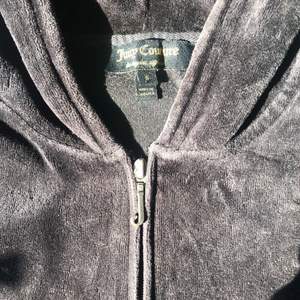 svart juicy couture hoodie i storlek S, säljer den då den ej kommer till användning 🐛 frakten ligger på 66kr men kan även mötas upp i göteborg om man vill det! :)) buda vid intresse!!☺️☺️