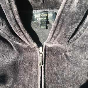 juicy couture hoodie 🦋 - svart juicy couture hoodie i storlek S, säljer den då den ej kommer till användning 🐛 frakten ligger på 66kr men kan även mötas upp i göteborg om man vill det! :)) buda vid intresse!!☺️☺️