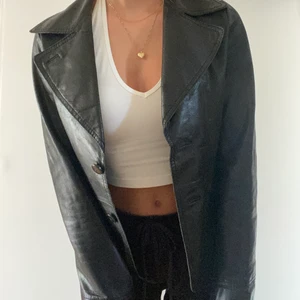 Jacka - Secondhand jacka🥂 Jag är en S o 166 cm, såhär sitter den på mig!