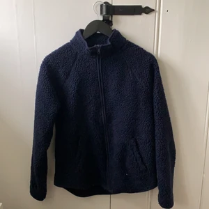 Monki tröja marinblå - Mörkblå tröja från Monki som aldrig är använd. Storlek xs men passar även upp till m skulle jag säga, beroende på hur man själv vill att passformen ska vara. Säljer för 100kr💙🌈Frakten tillkommer!