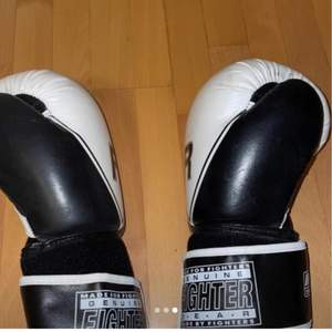 Relativt nya boxnings handskar, fräscha och använda några få gånger endast! Storlek S/ M