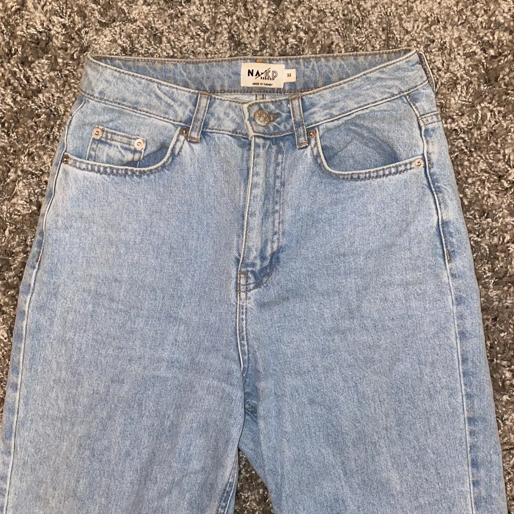 Säljer mina älskade blåa wide leg jeans köpta på NA-KD. Storlek 32 men skulle säga att de även passar en 34 då de är lite större i midjan💙 Byxorna nuddar marken på mig som är 165cm! Säljer då jag inte tycker att jag passar i denna modellen på jeans🥺 Använda 2ggr så dom är i mycket bra skick!! Köparen står för frakten💙 KÖP NU 375kr + frakt✨. Jeans & Byxor.
