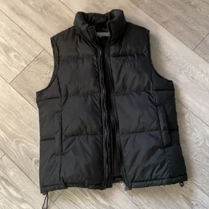 Väst - Svart väst i bra skick!!!! Eftersom många är intresserade blir det budgivning🖤. Kom gärna dm om du har frågor eller vill köpa! högsta bud :300kr