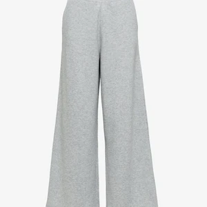 Grå mjukis från selected femme storlek M - säljer dessa superfina mjukisbyxor i storlek M då dem inte passar längre! köpta för 400-500 kr så säljer för 150 + frakt 🥰