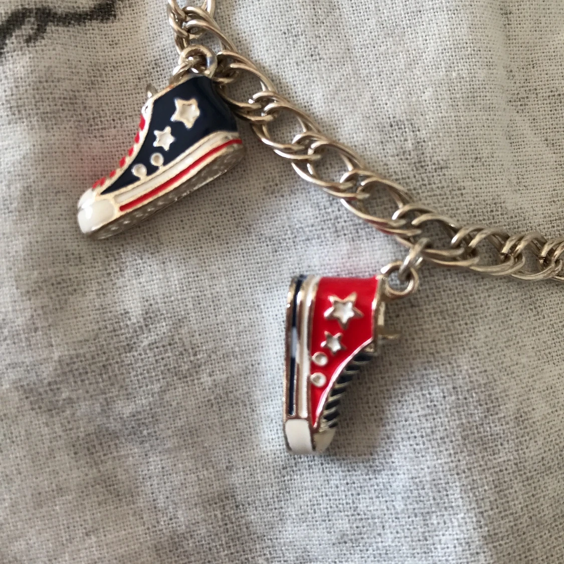 Armband med converesskor på✨ - 91